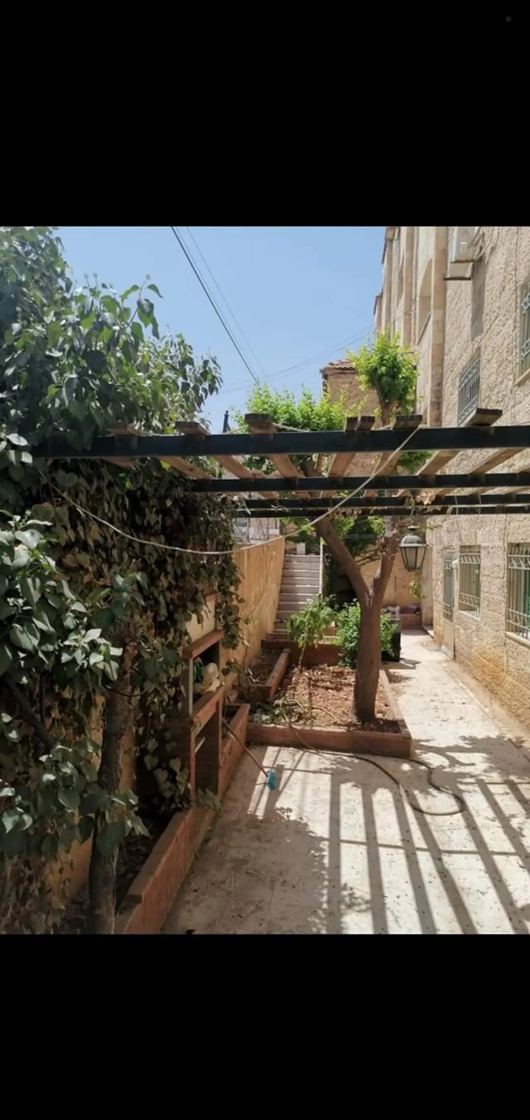 شقة شبه أرضي فاخرة في الجبيهة