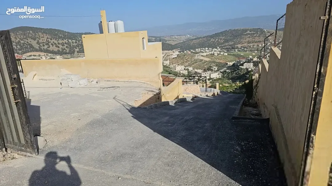 مزرعة مميزة للبيع في منطقة مرصع بمساحة دونمين وبيت ريفي دوبلكس