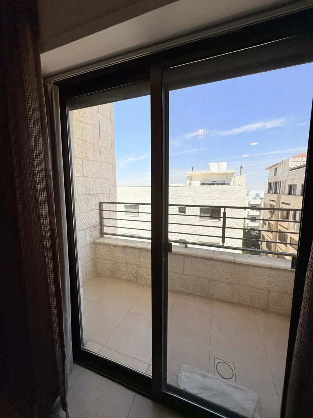 شقة فاخرة مفروشة للإيجار السنوي في منطقة الجاردنز بإطلالة مميزة | ID 901584