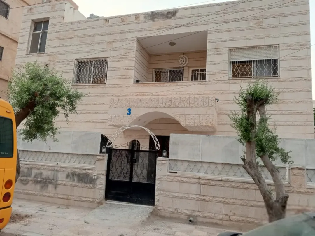 بيت مستقل طابقين للبيع مباشرة بسعر مغري بداعي السفر الاتصال على رقم بالوصف