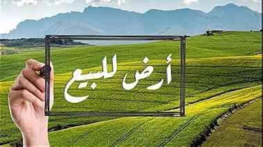 اعلى قمة بالعنيبه المرامح منبسطة مثل الكف عليها جميع الخدمات مساحة الارض 3500متر