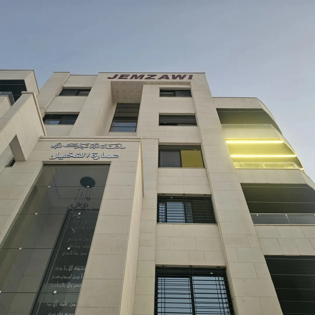 شقة طابق أرضي بمواصفات فيلا للبيع في مرج الحمام – عمان
