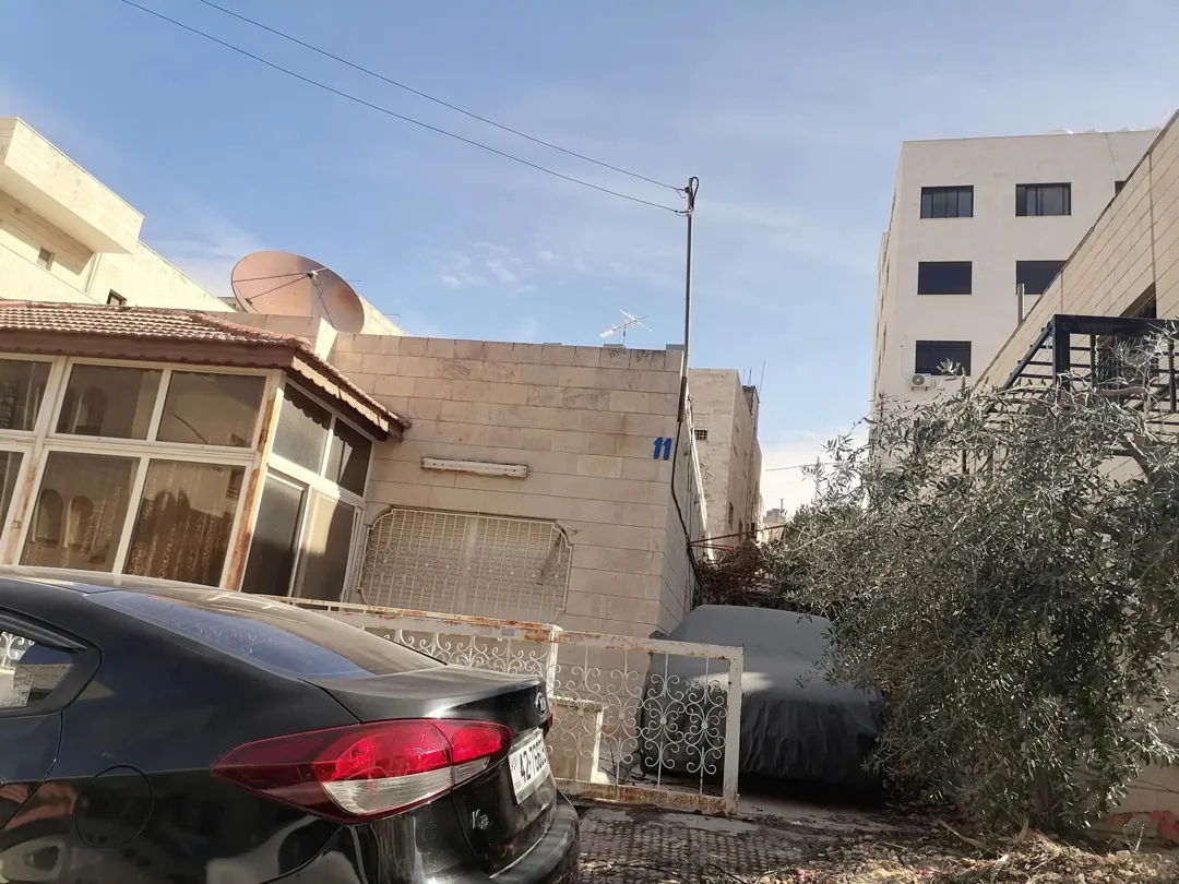 فيلا في خلدا هداد بسعر الأرض و مطلوب قطع اراضي في عمان الغربيه