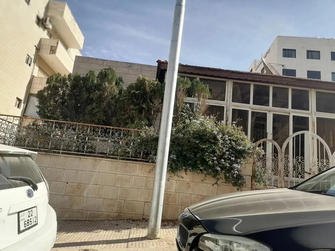 فيلا في خلدا هداد بسعر الأرض و مطلوب قطع اراضي في عمان الغربيه