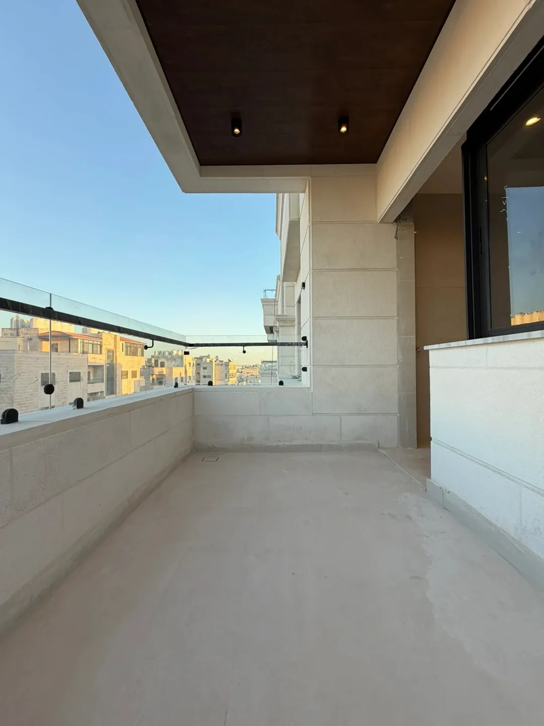 شقة للبيع طابق الثالث مع رووف وترس في أجمل مناطق منطقة الجاردنز