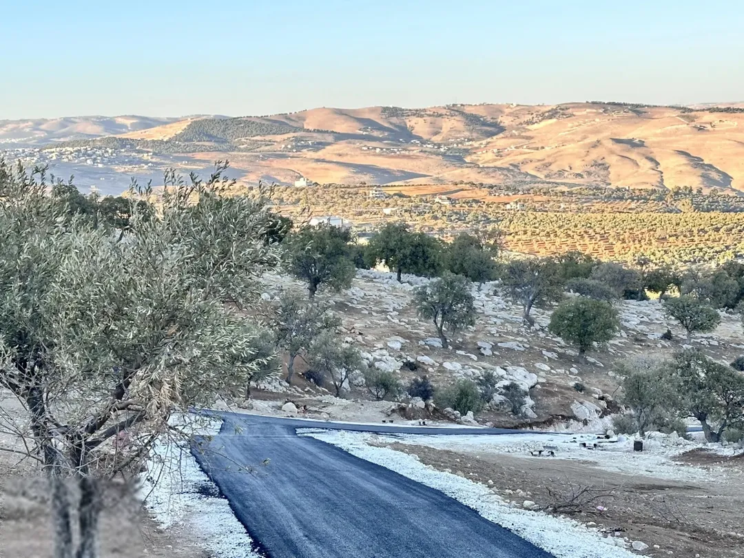 أرض زراعية للبيع في العالوك بموقع استراتيجي وإطلالة بانورامية