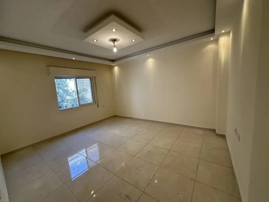 شقة فاخرة للبيع في جبل الحسين بالقرب من شارع الاستقلال