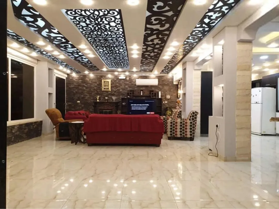 مزرعة فاخرة للبيع بيرين صروت. مباشره