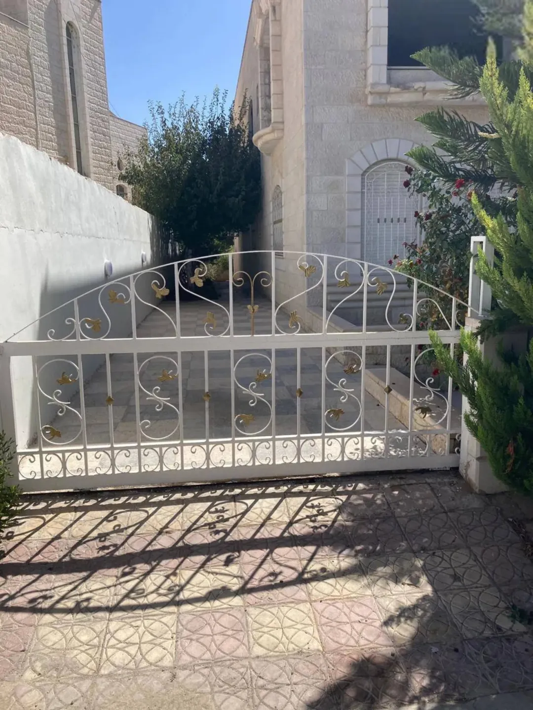 فيلا مستقلة فاخرة بإطلالة ساحرة في مرج الحمام فرصة استثمارية مميزة
