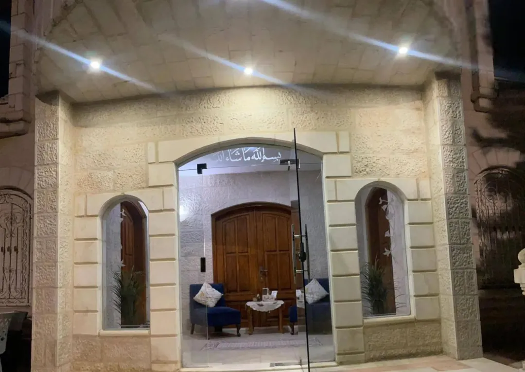 فيلا مستقلة فاخرة بإطلالة ساحرة في مرج الحمام فرصة استثمارية مميزة