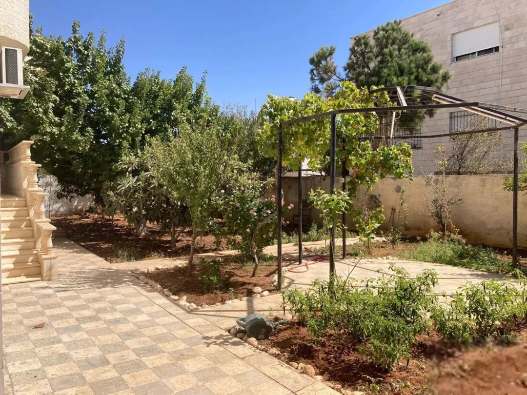 فيلا مستقلة فاخرة بإطلالة ساحرة في مرج الحمام فرصة استثمارية مميزة
