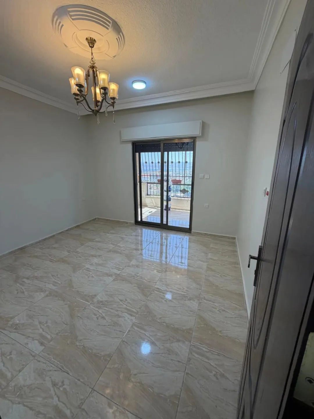 شقة للبيع في منطقة الخامسة طابق أول هندي ثاني فعلي