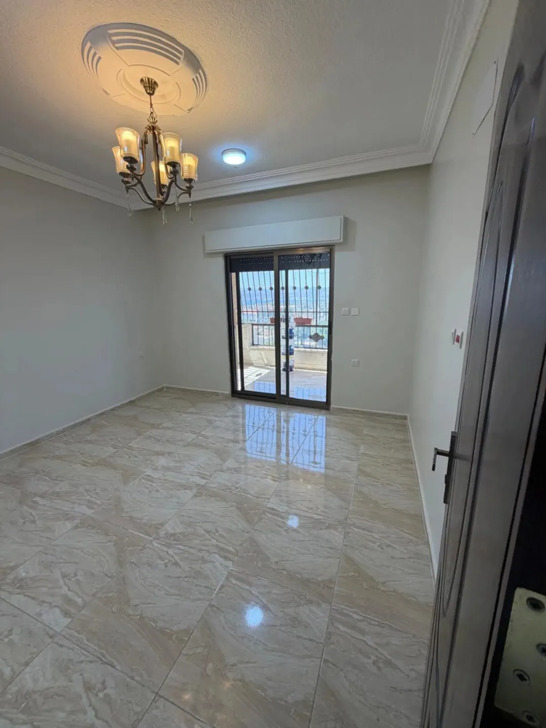شقة للبيع في منطقة الخامسة طابق أول هندي ثاني فعلي