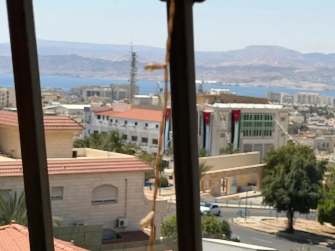 شقة للبيع في منطقة الخامسة طابق أول هندي ثاني فعلي