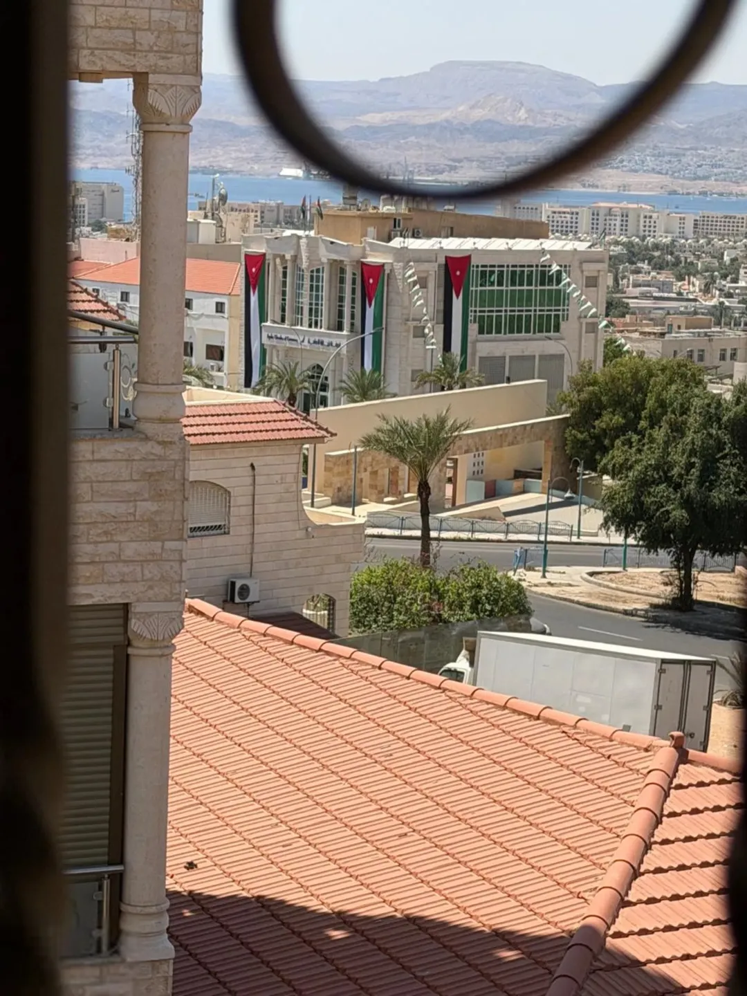 شقة للبيع في منطقة الخامسة طابق أول هندي ثاني فعلي