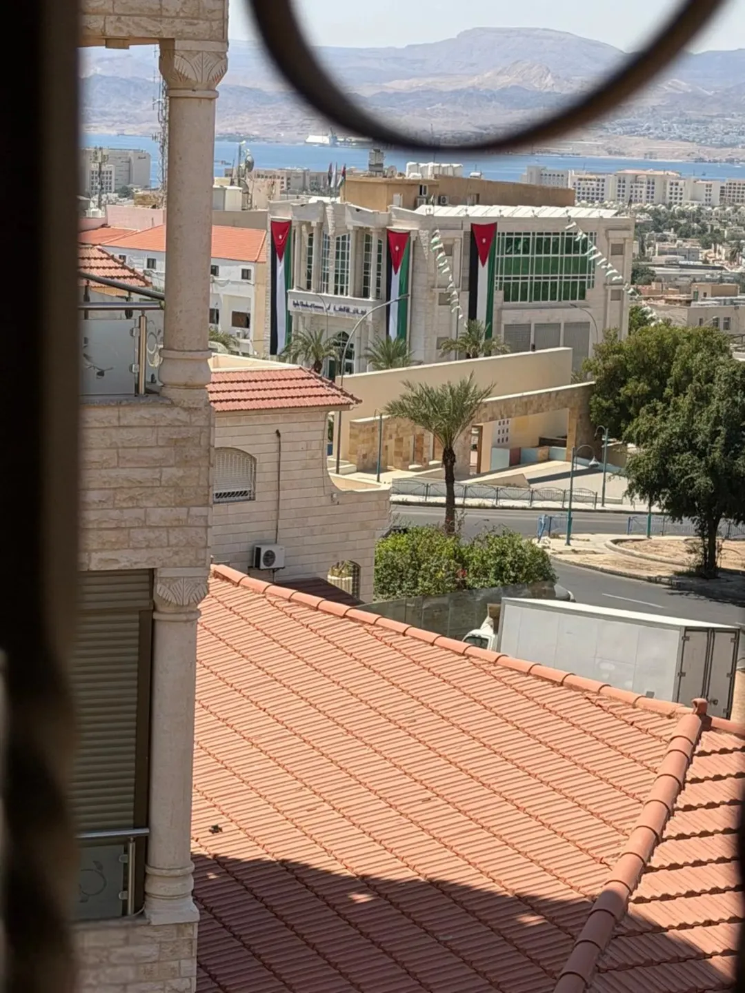 شقة للبيع في منطقة الخامسة طابق أول هندي ثاني فعلي