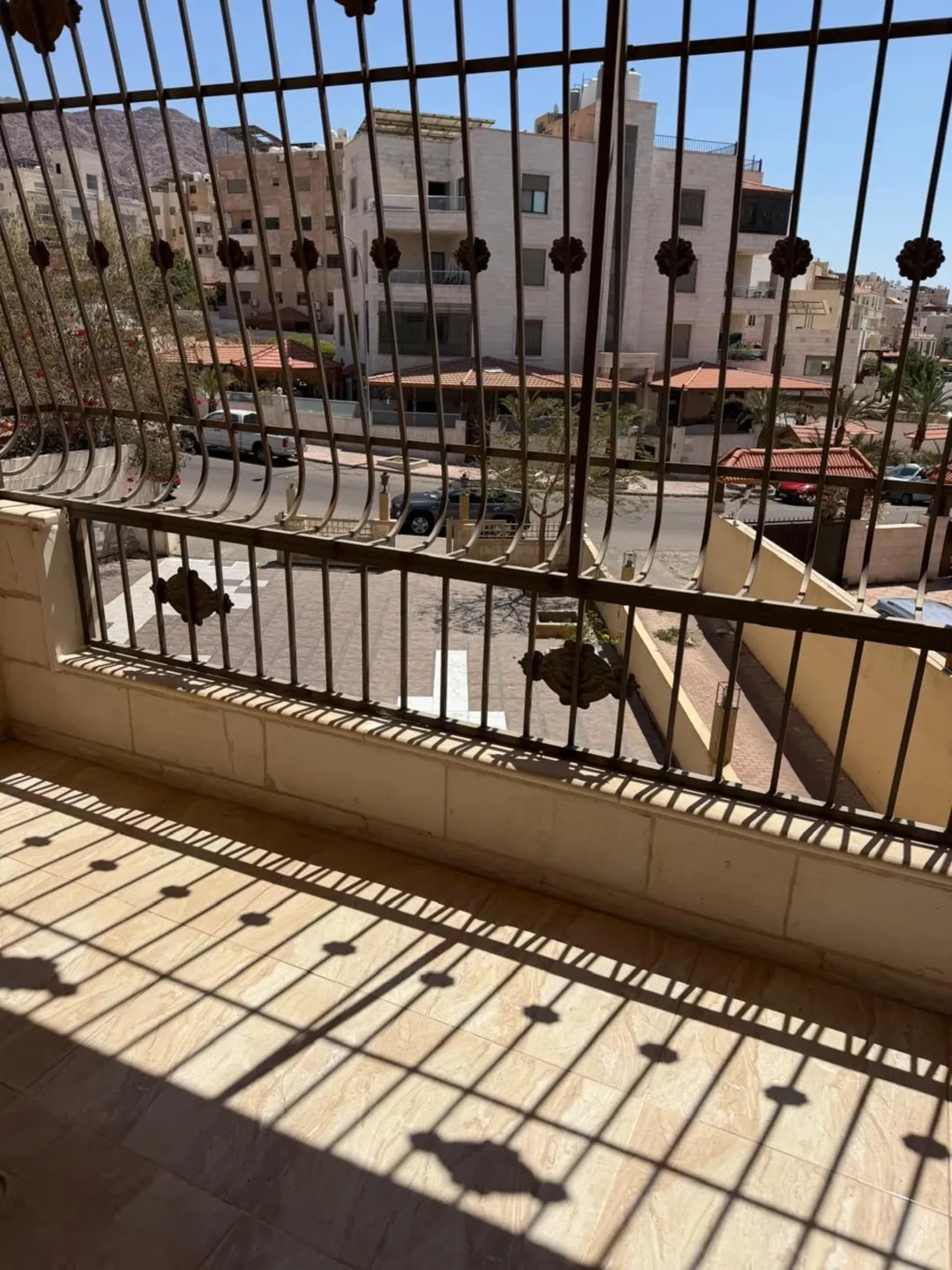 شقة للبيع في منطقة الخامسة طابق أول هندي ثاني فعلي