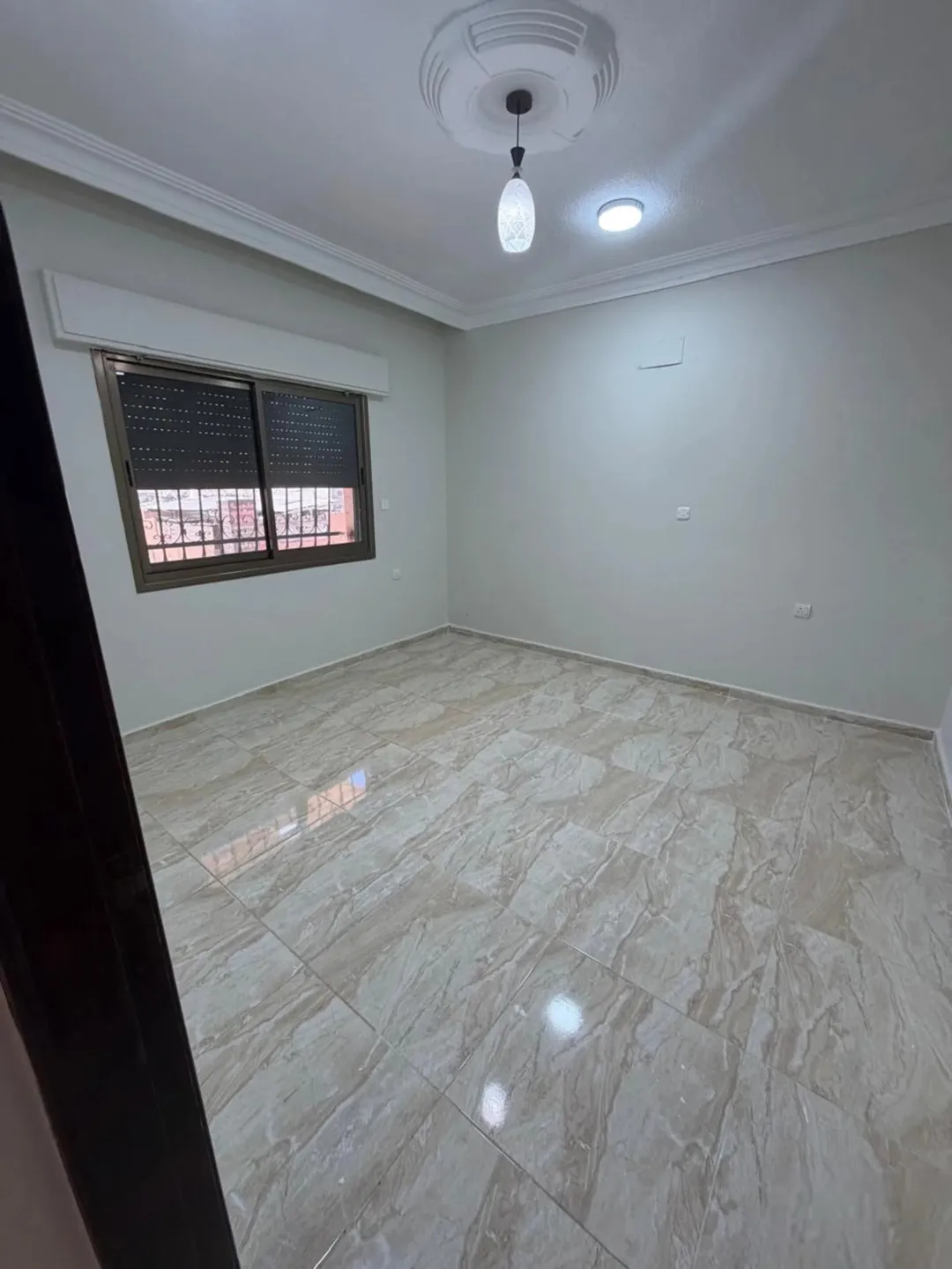 شقة للبيع في منطقة الخامسة طابق أول هندي ثاني فعلي