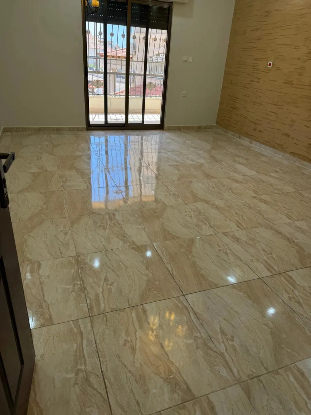 شقة للبيع في منطقة الخامسة طابق أول هندي ثاني فعلي