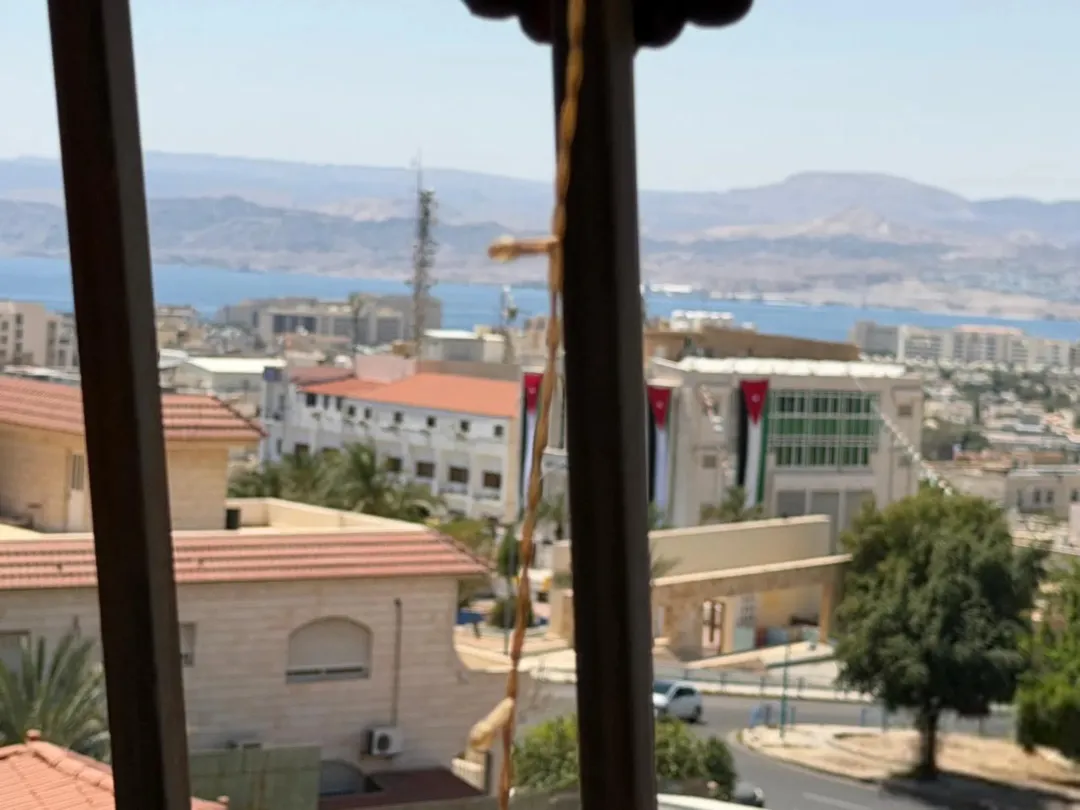 شقة للبيع في منطقة الخامسة طابق أول هندي ثاني فعلي
