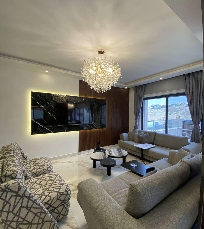 700