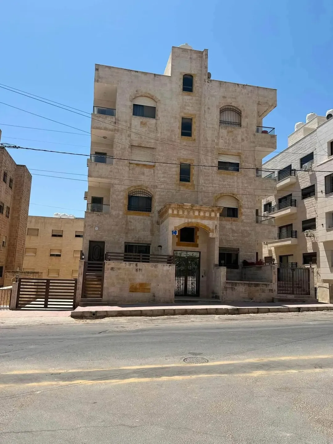شقة مفروشة فاخرة بالجبيهة قرب البوابه الشماليه للجامعة الأردنية و جامعه سميه