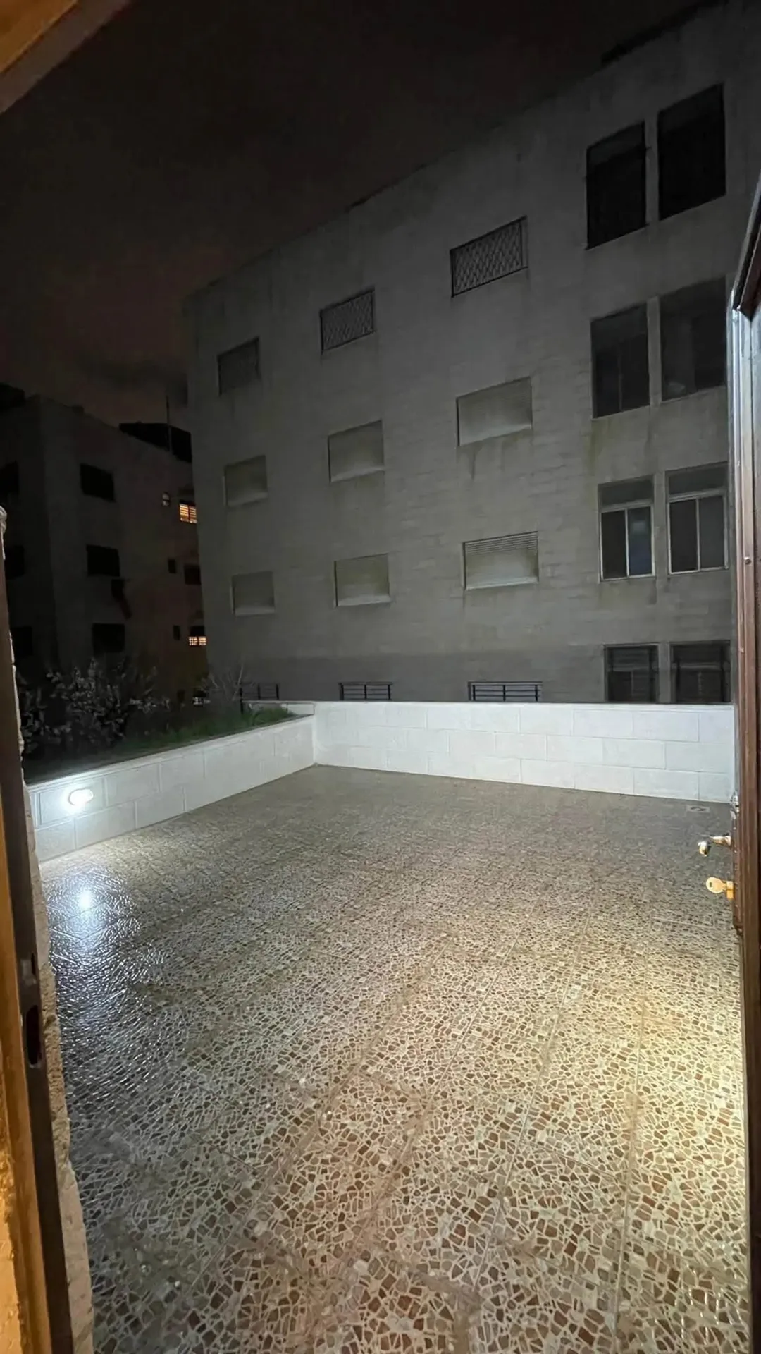 شقة مفروشة فاخرة بالجبيهة قرب البوابه الشماليه للجامعة الأردنية و جامعه سميه