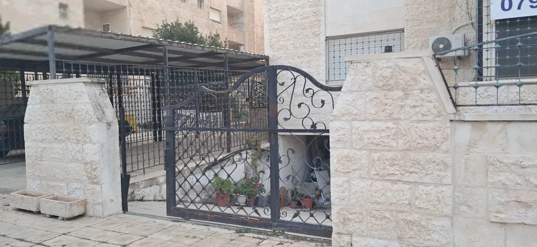 شقة أرضية ساحرة مفروشة بالكامل قريبة من المدرسة الفرنسية | ID 740889