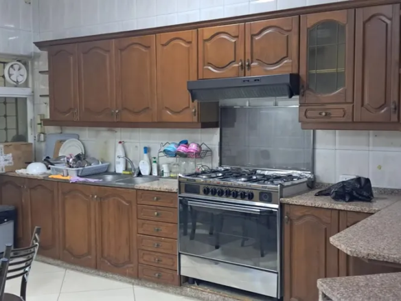 شقة أرضية ساحرة مفروشة بالكامل قريبة من المدرسة الفرنسية | ID 740889