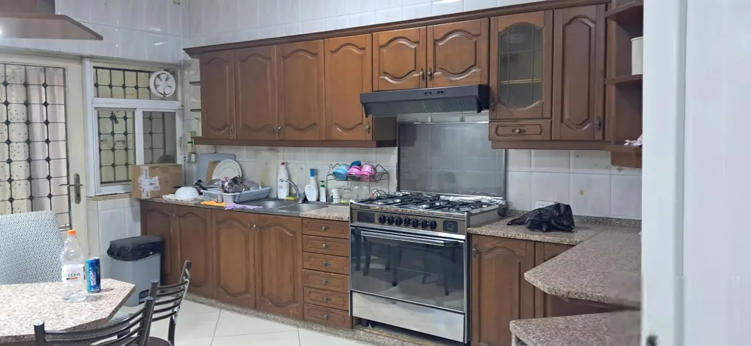 شقة أرضية ساحرة مفروشة بالكامل قريبة من المدرسة الفرنسية | ID 740889