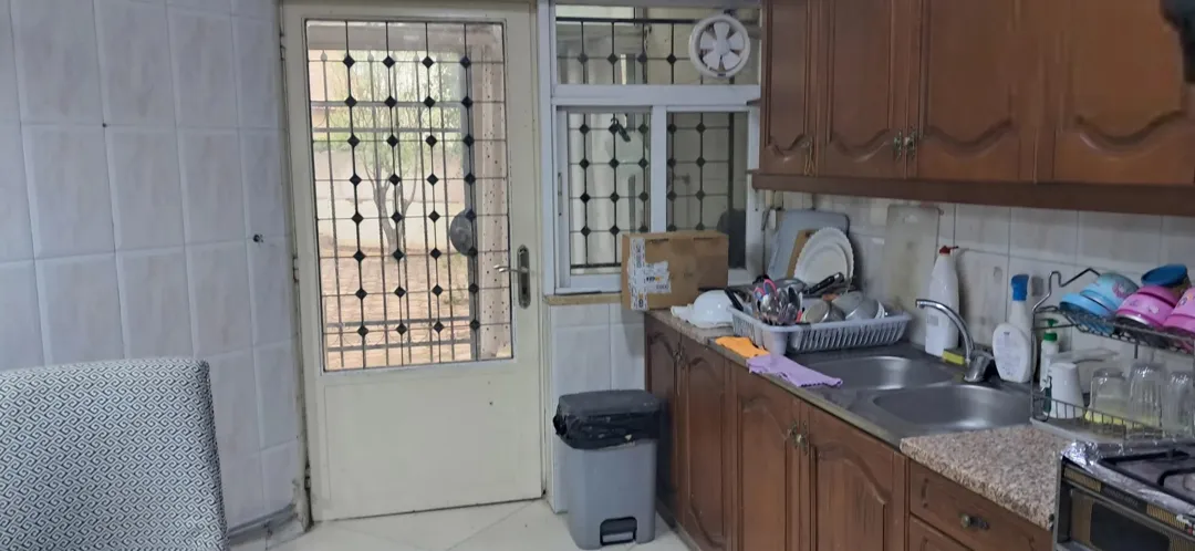 شقة أرضية ساحرة مفروشة بالكامل قريبة من المدرسة الفرنسية | ID 740889