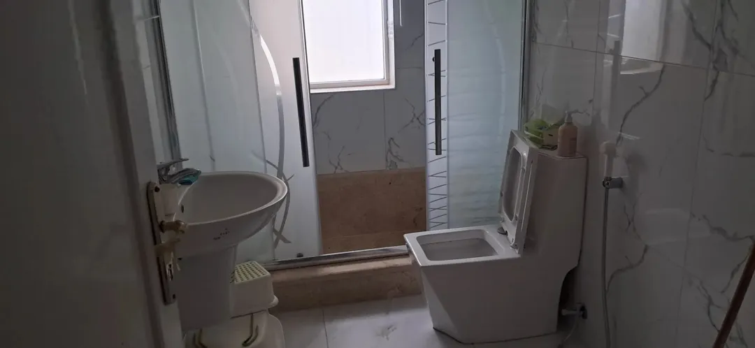 شقة أرضية ساحرة مفروشة بالكامل قريبة من المدرسة الفرنسية | ID 740889