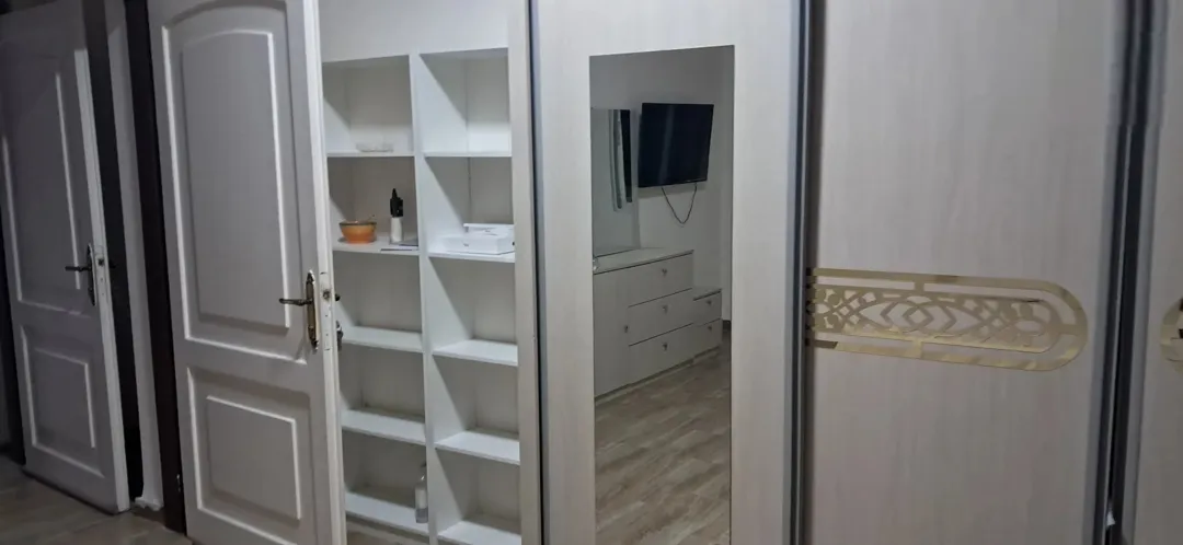 شقة أرضية ساحرة مفروشة بالكامل قريبة من المدرسة الفرنسية | ID 740889