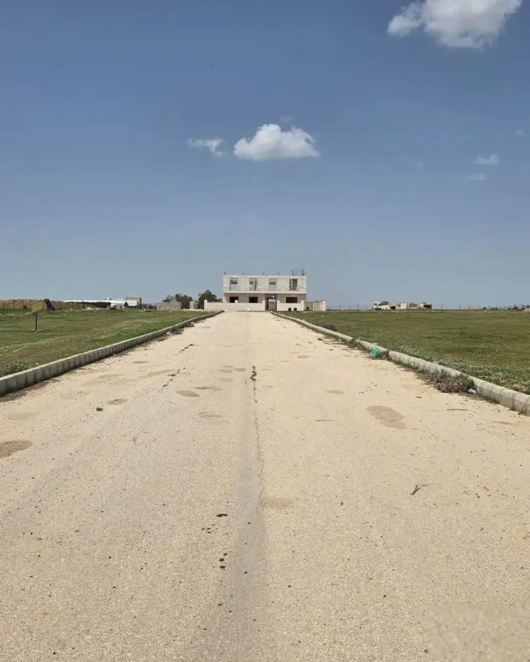 أرض سكنية للبيع في القسطل – طريق المطار
