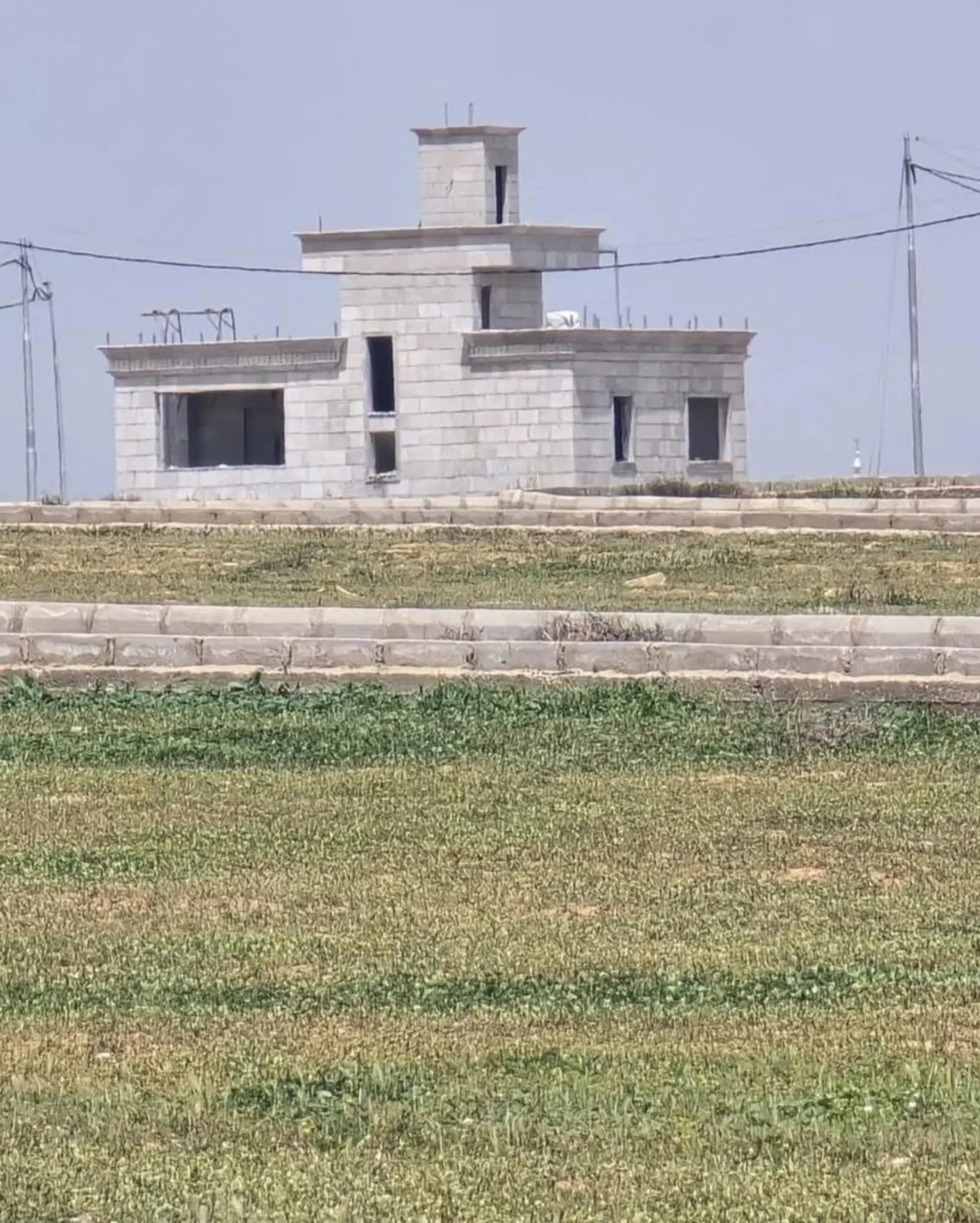 أرض سكنية للبيع في القسطل – طريق المطار
