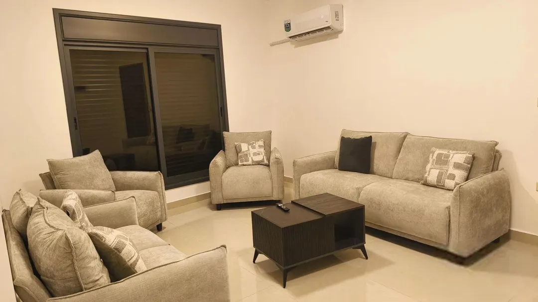 شقة مفروشة بالكامل للإيجار في البنيات – عمان قرب طريق المطار وجامعة البترا