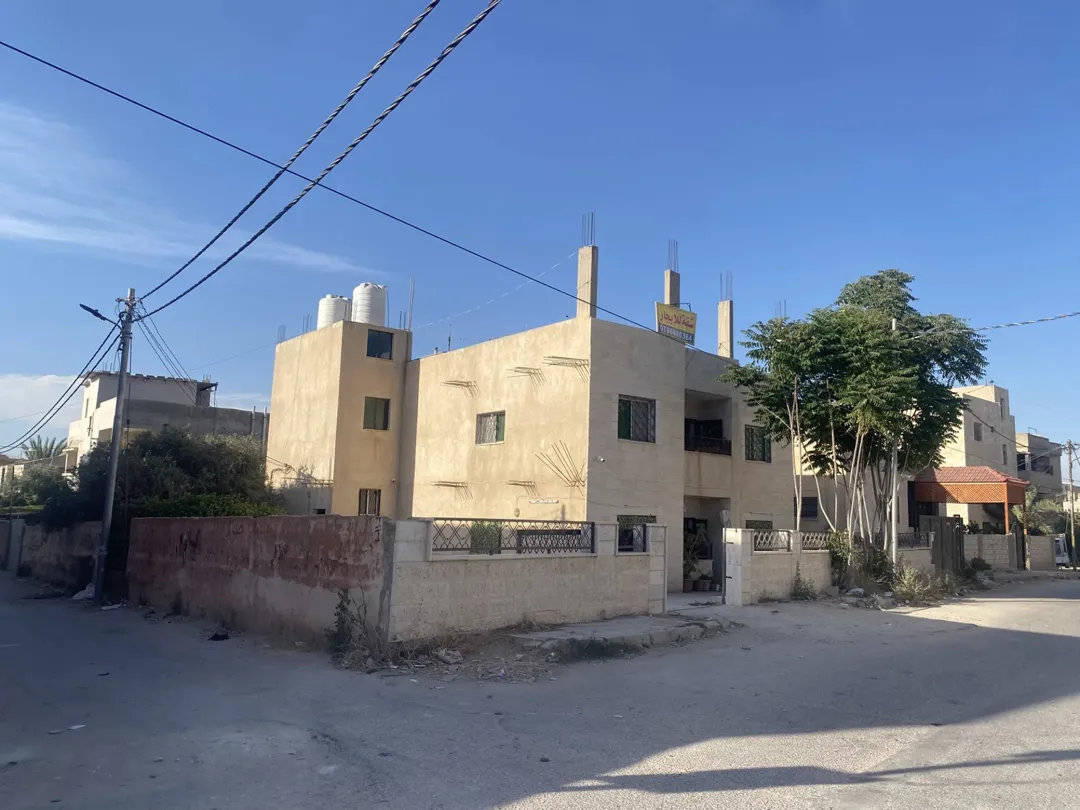 بناية سكنية مميزة للبيع في إربد – شارع القدس