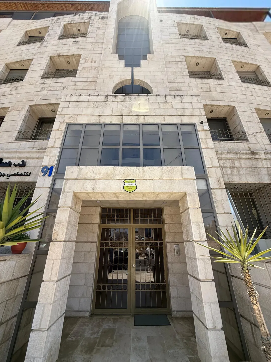 شقة مع روف للبيع في تلاع العلي بإطلالة مميزة ومساحة واسعة