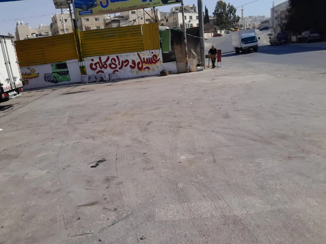 محطة في ماركة مع 5 مخازن