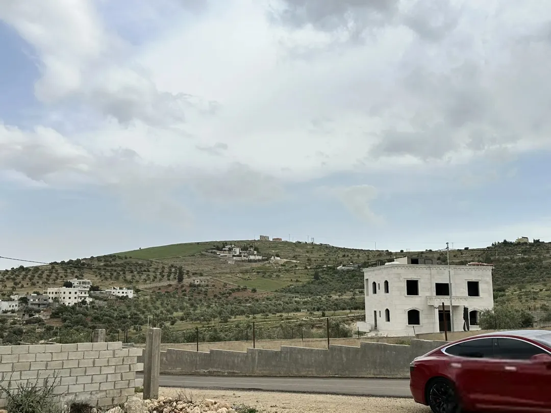 قطعة أرض مميزة في أم رمانة حوض المعمر قريبة من شارعي الاردن وشفا بدران