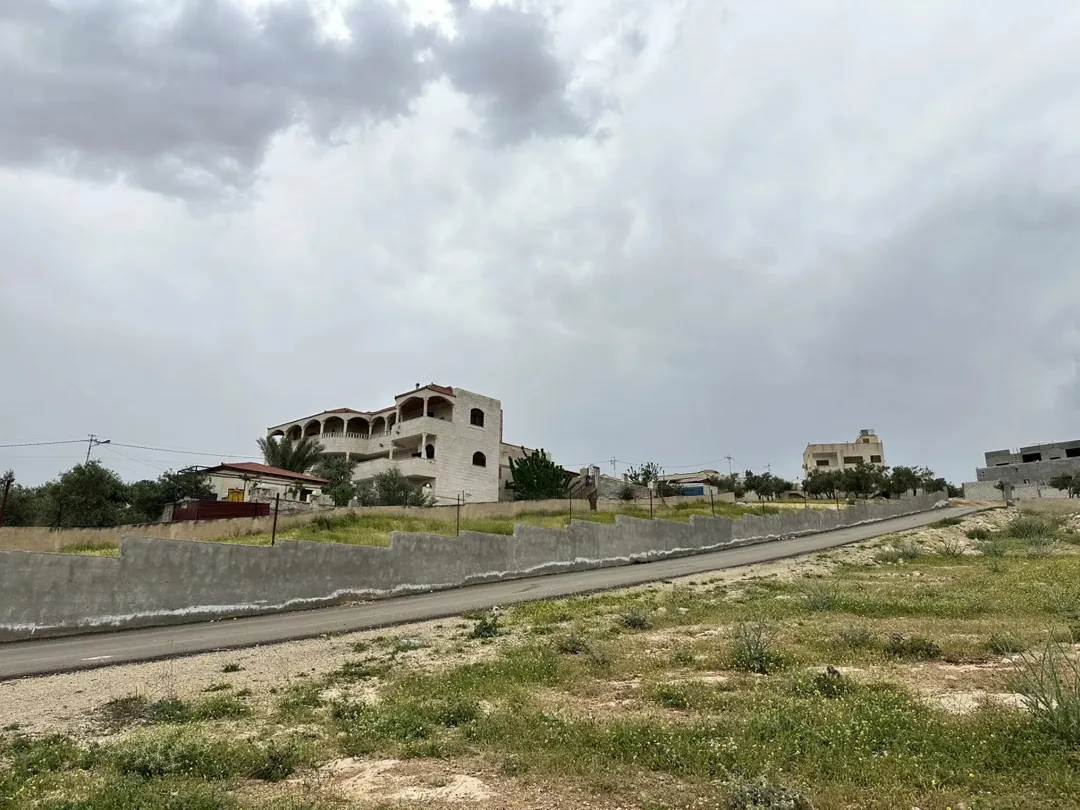 قطعة أرض مميزة في أم رمانة حوض المعمر قريبة من شارعي الاردن وشفا بدران