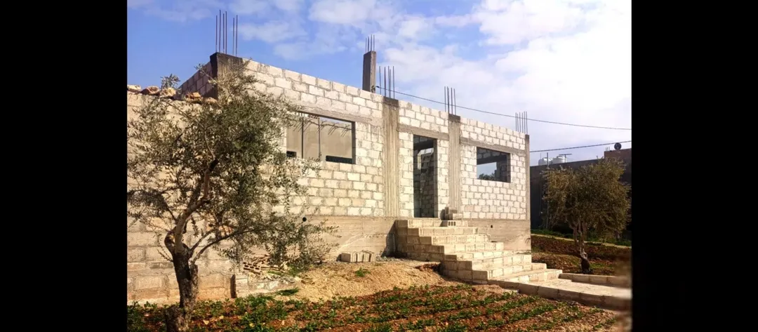 قطعة ارض مفروزه سكن ج فيها بيت قيد الانشاء حبراص بني كنانه