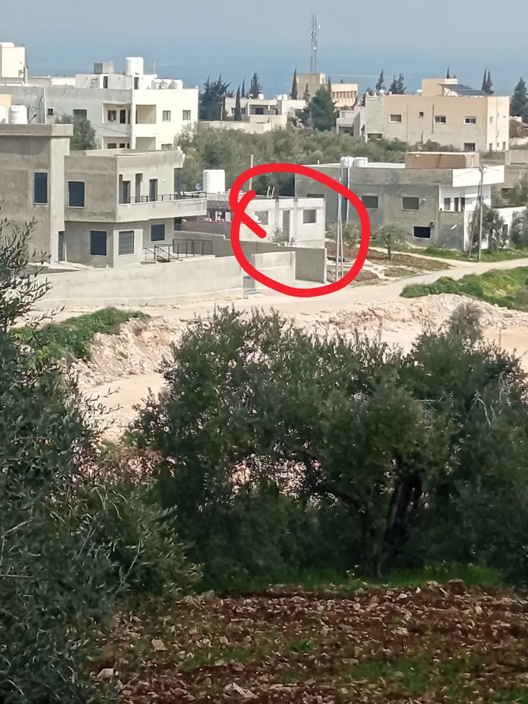 قطعة ارض مفروزه سكن ج فيها بيت قيد الانشاء حبراص بني كنانه