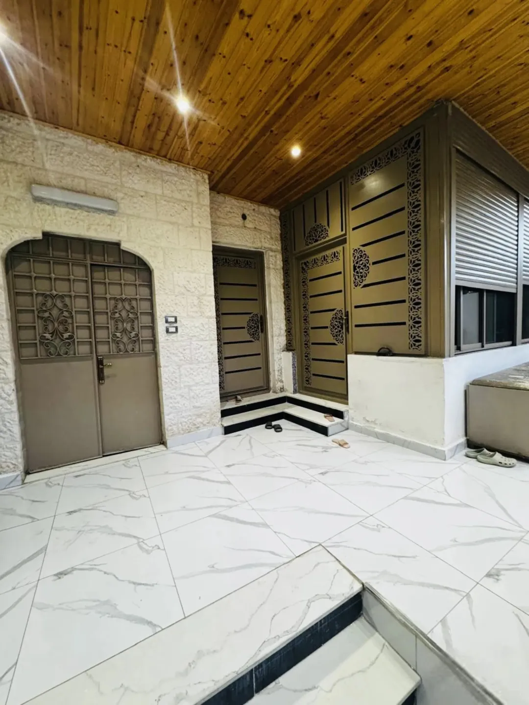 عمارة سكنية مميزة للبيع في الزرقاء – منطقة جبل طارق