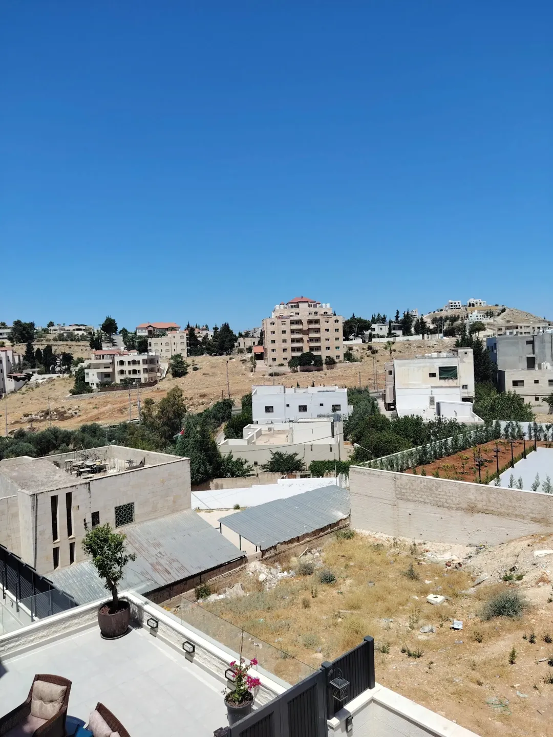 فيلا فاخرة جديدة في الفحيص حوض الحمر 570 متر
