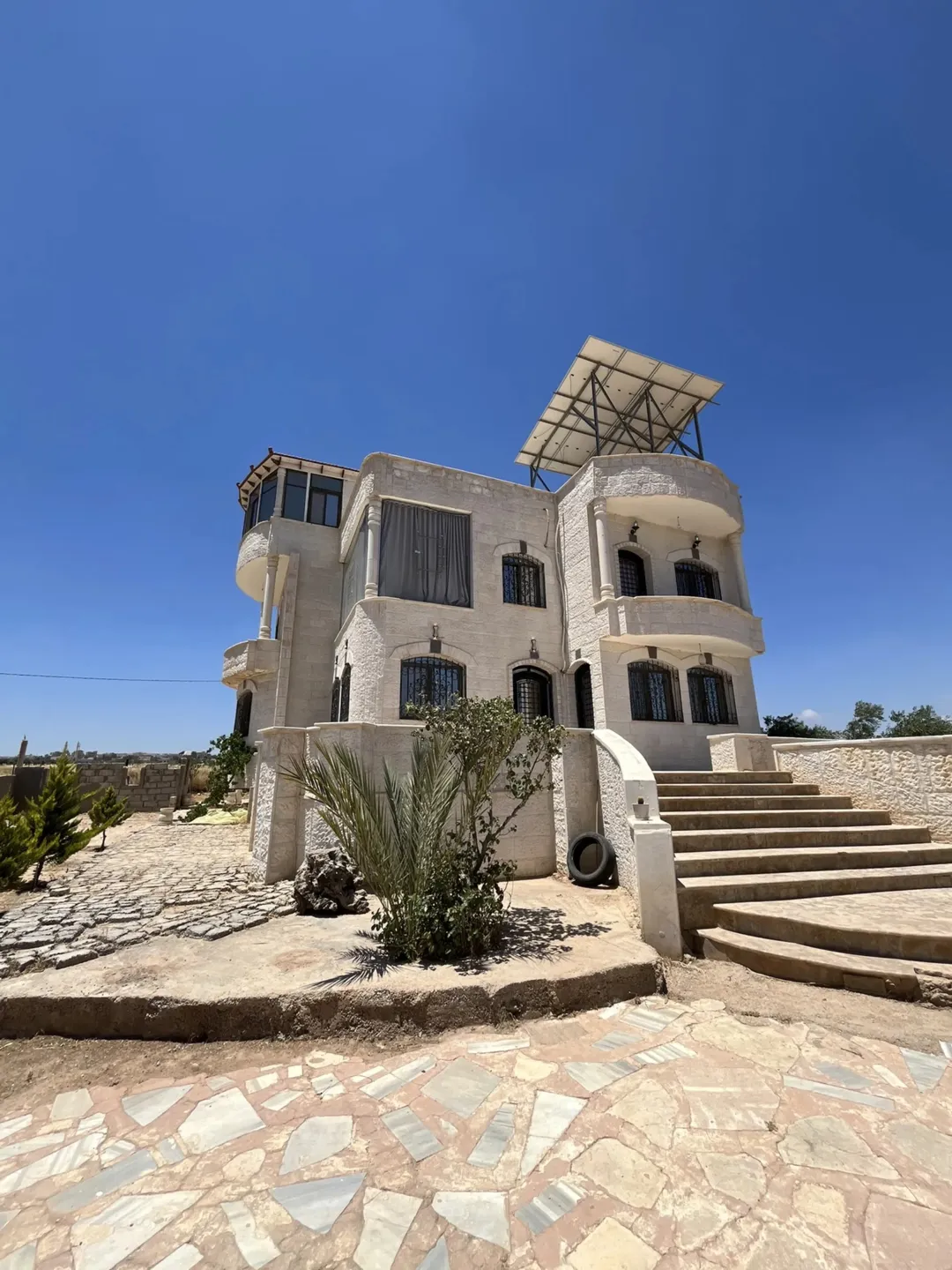 فيلا بنظام مزرعة للبيع في إربد – النعيمة