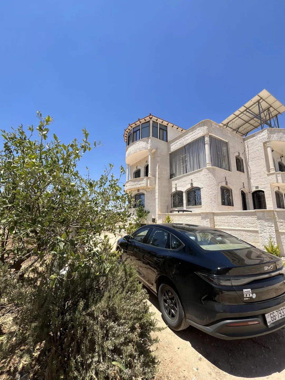 فيلا بنظام مزرعة للبيع في إربد – النعيمة