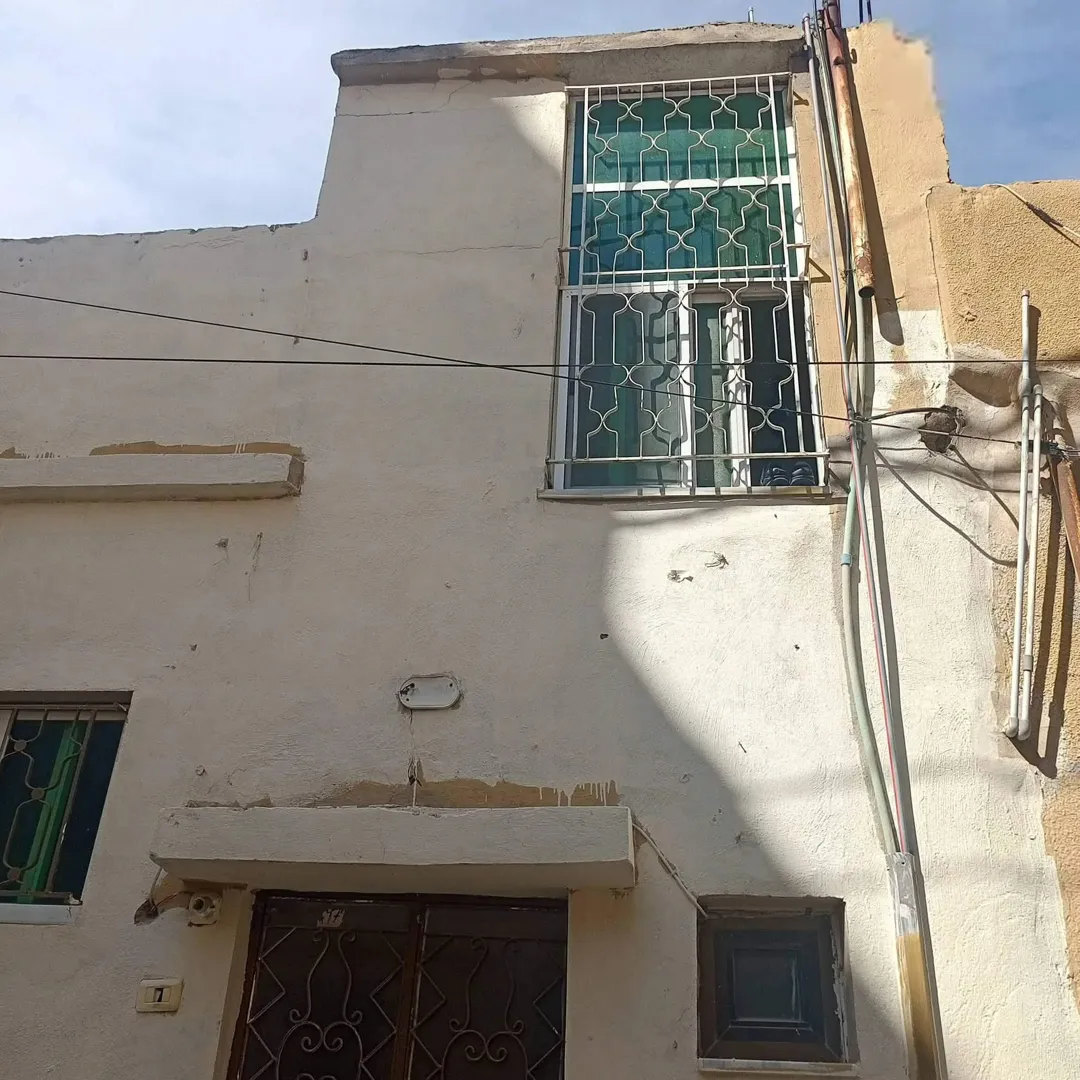 بيت مستقل مفروش للبيع في الوحدات – شارع سمية
