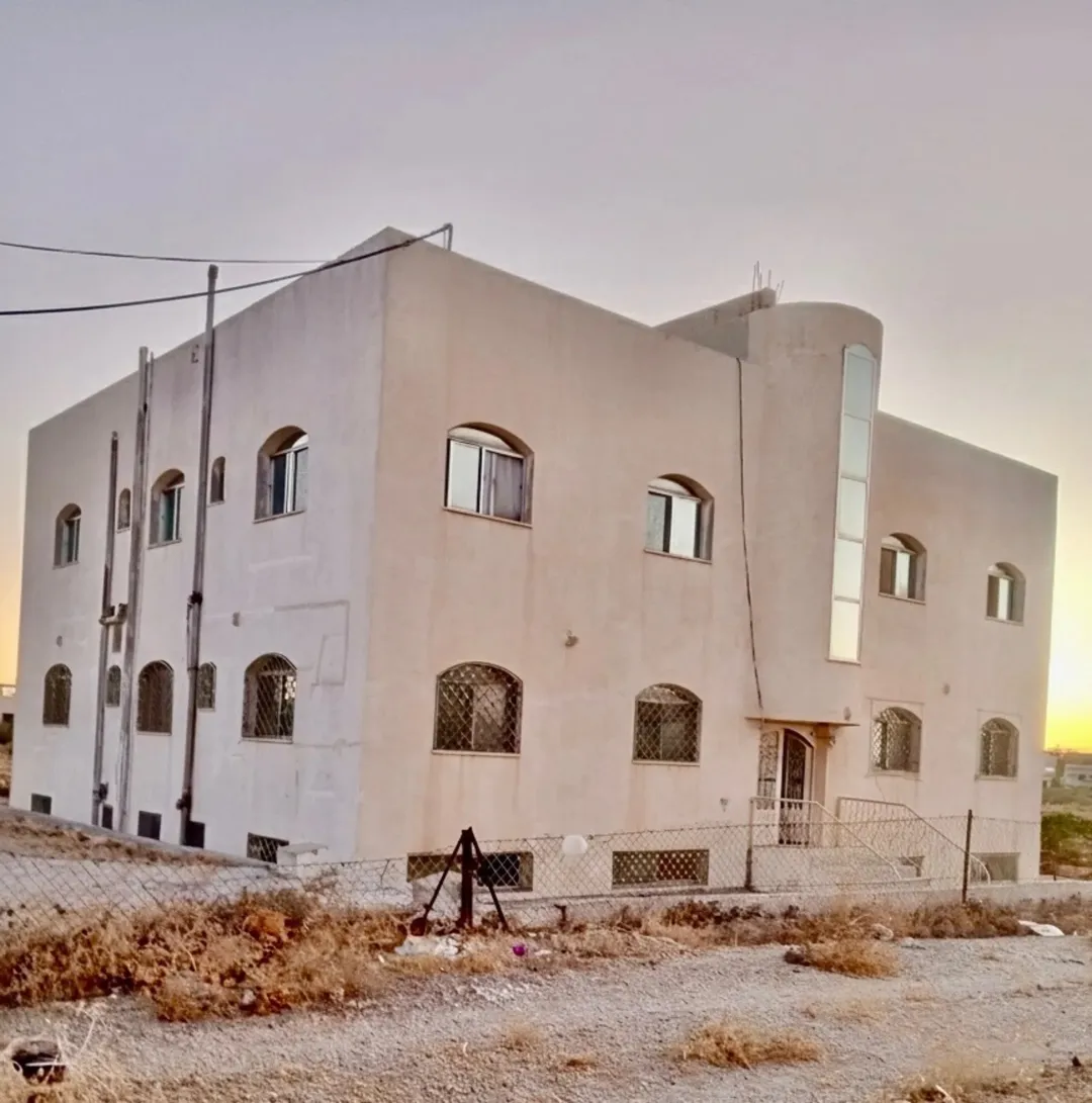 عمارة للبيع بالقرب من جامعة مؤتة