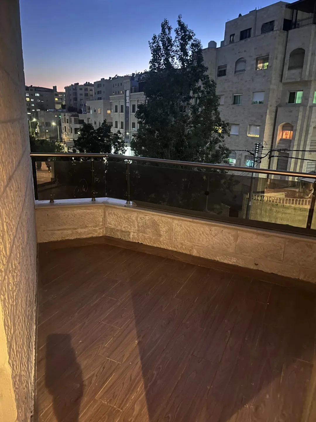 شقة عصرية مفروشة بالكامل للايجار في ضاحية الرشيد الهادئة بإطلالة مميزة